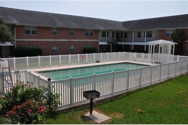 Pool - Colonial Manor Apartments