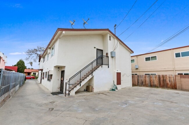 Foto del edificio - Bright Upstairs Apartment in North Long Beach