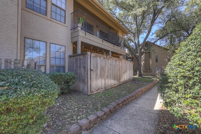 Foto del edificio - 1202 Thorpe Ln