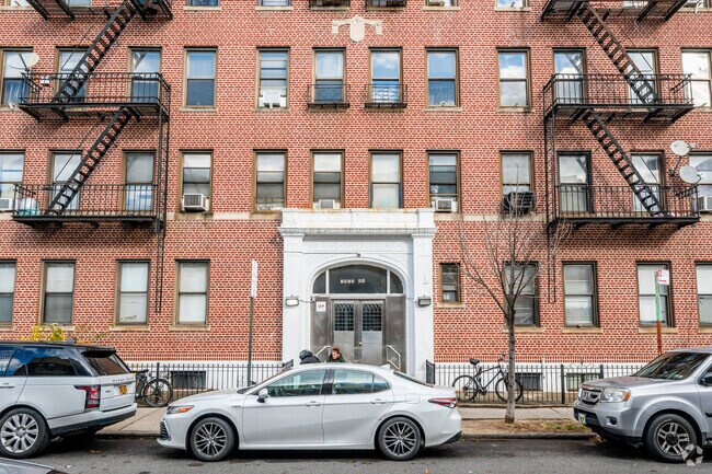 Entrada del edificio - 1975 84th St