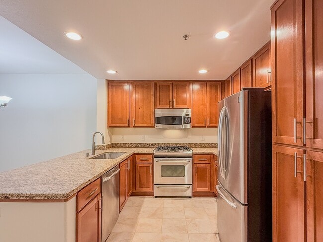 Building Photo - 423 7th St