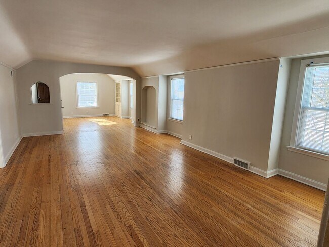 Building Photo - Shorewood 2 bedroom upper