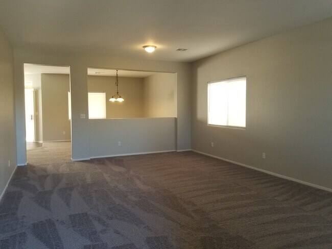 Foto del edificio - 4 Bedroom Single Family!!
