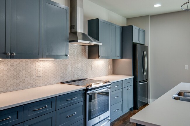 Kitchen - 944 Riverside Dr