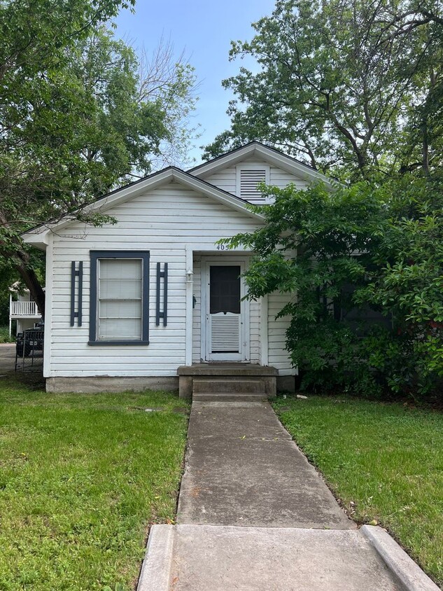 Foto principal - 2 Bed 1 Bath - CLOSE TO DENTON SQUARE