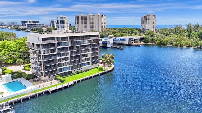 Foto del edificio - 900 NE Spanish River Blvd