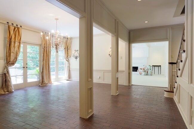 Building Photo - 9 Pine Forest Cir