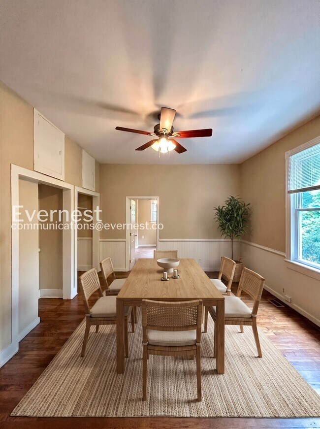Building Photo - 3 Bed, 1 Bath Home with Driveway and Hardwood Floors | Housing Vouchers Accepted |  Available Now!