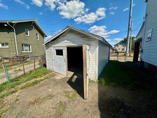 Building Photo - 323 Belden Ave SE