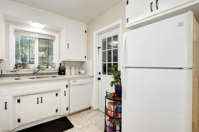 Foto del edificio - Beautiful Renovated 3/1 In Sacramento