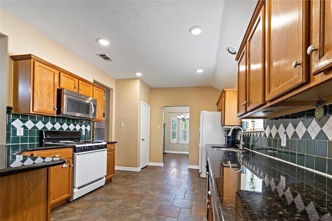 Foto del edificio - 18510 Dennington Dr