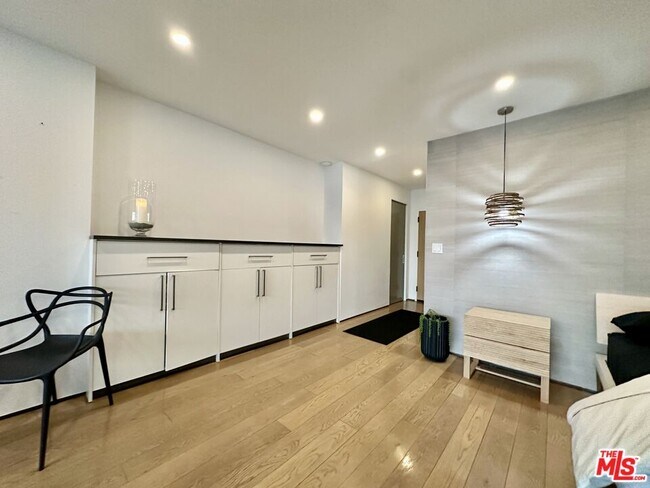 Foto del edificio - 999 N Doheny Dr