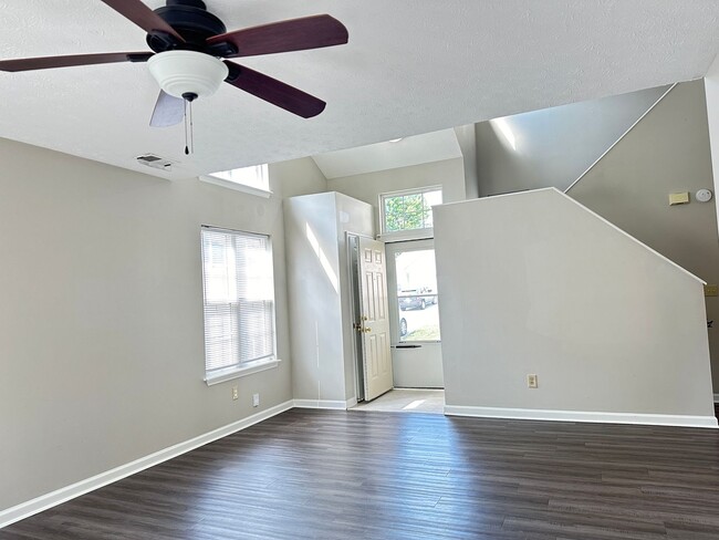 Foto del edificio - Beautiful 3 BR, 2.5 Bath House in Georgetown! Open Layout, Fenced Backyard, Attached Garage