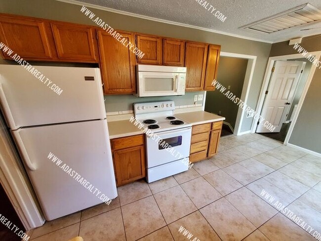 Building Photo - Remodeled 2 Bedroom Raytown Home w/Potential 3rd Bedroom-Available NOW!!
