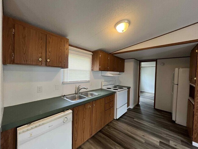 Foto del edificio - CUTE REMODLEDED 2 BEDROOM / 2 BATHROOM IN ...