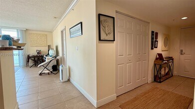 Building Photo - 1155 Brickell Bay Dr
