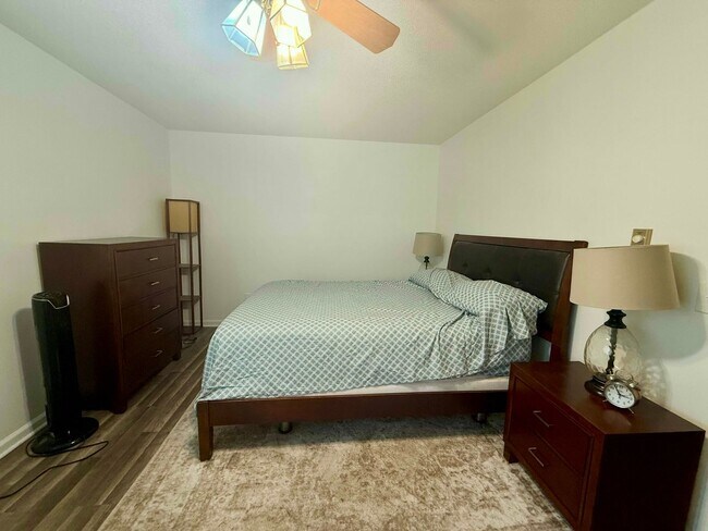 Building Photo - Furnished 1 Bedroom Condo in Heart of Pitt...
