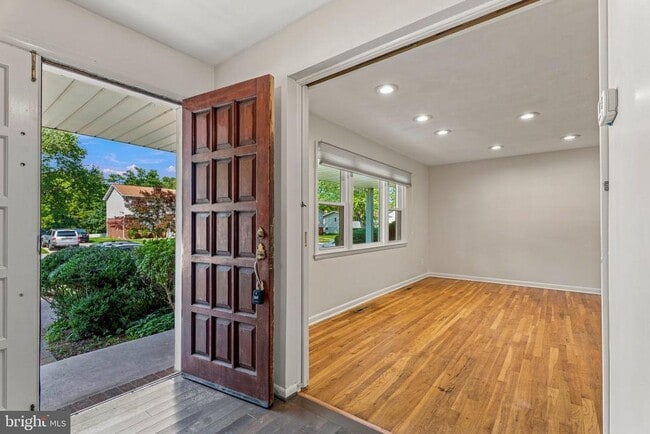 Foto del edificio - 4631 Hawksbury Rd