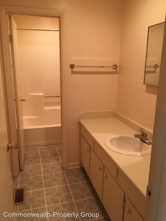 Building Photo - 3 br, 1.5 bath House - 4037 Midlands Road
