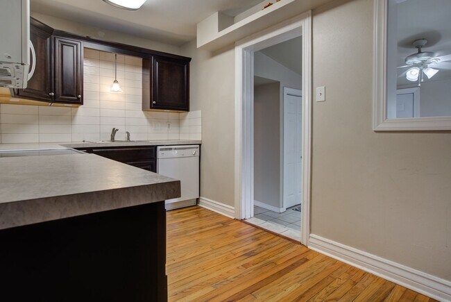 Foto del edificio - MOVE IN SPECIAL!! Charming 3 Bed, 3 Bath T...