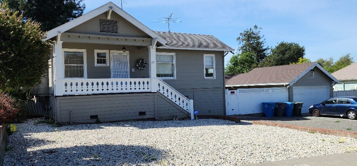 Foto principal - Large Sunny 4 Bedroom 3 Bath Country Style...