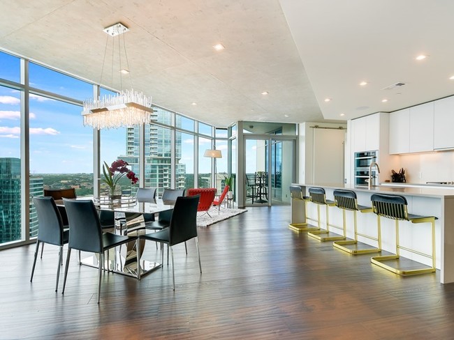 Building Photo - Luxury Condo For Lease