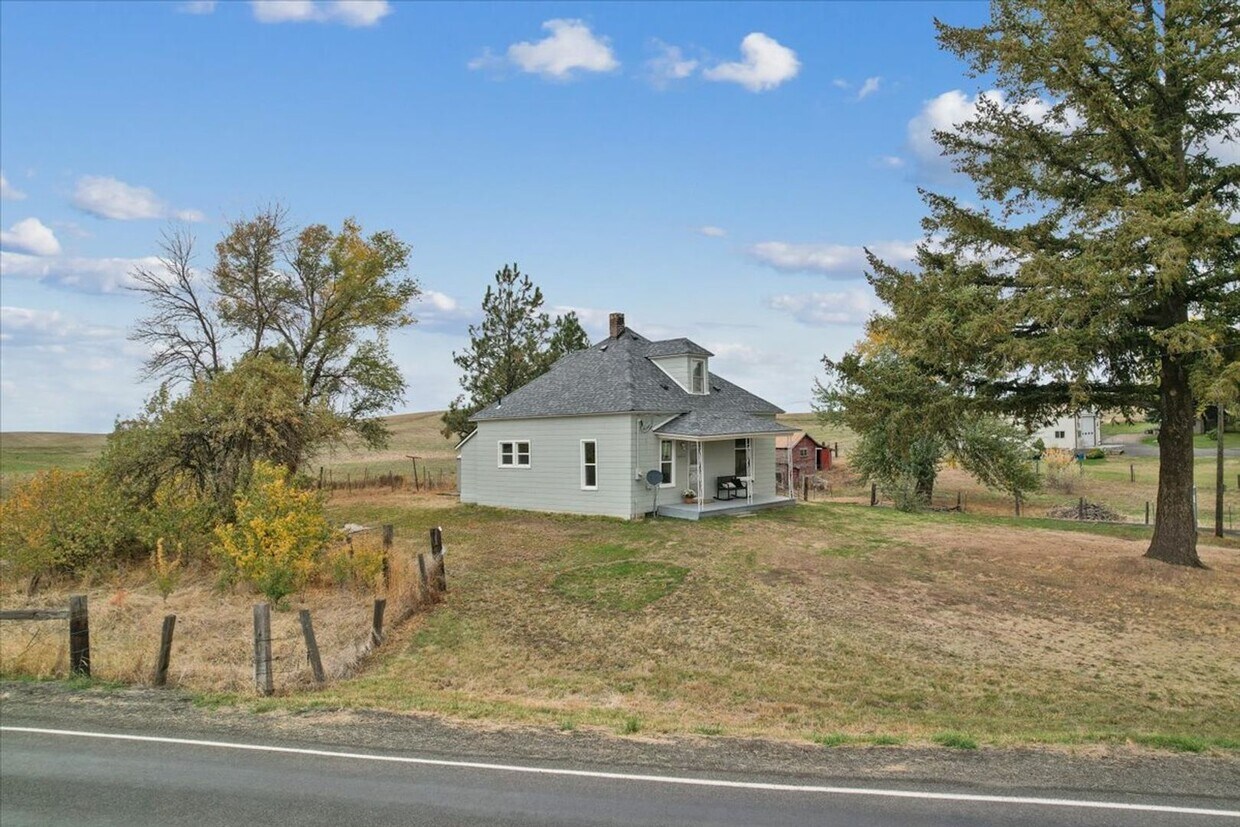 Primary Photo - Charming Farmhouse in Fairfield
