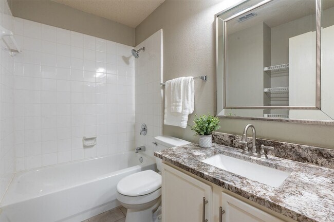 Foto del edificio - 1637 Thornhill Ln