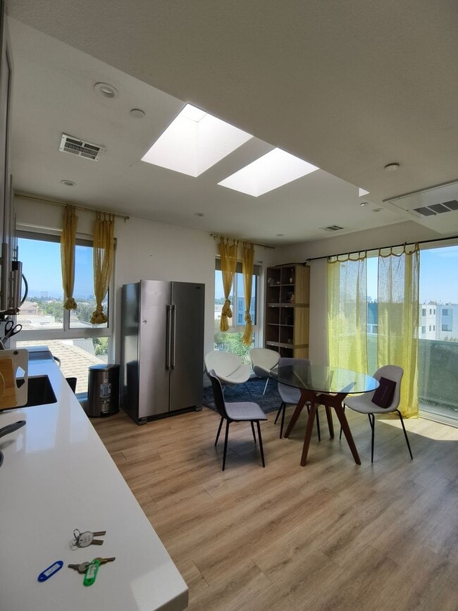 Foto del edificio - 3107-3107 Normandie Ave