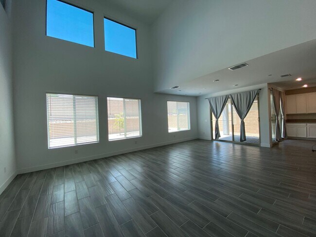 Foto del edificio - 5 Bed Home with Loft, Solar & 3-Car Tandem Garage | 3,122 Sq Ft