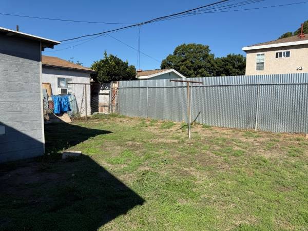 Building Photo - 1423 E 60th St