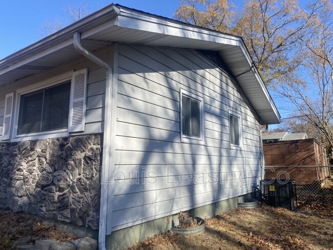 Building Photo - 48 Wayside Dr