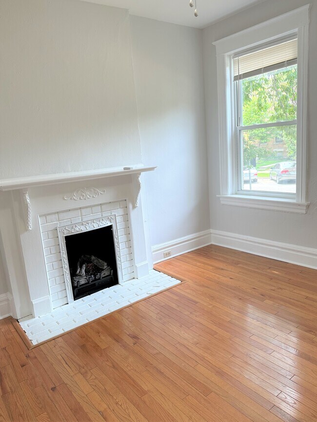 Living room with fireplace - 4275 Russell Blvd