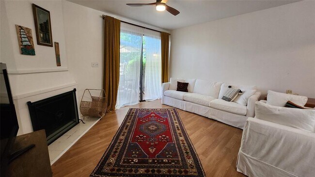 Foto del edificio - 7122 Wood Hollow Dr
