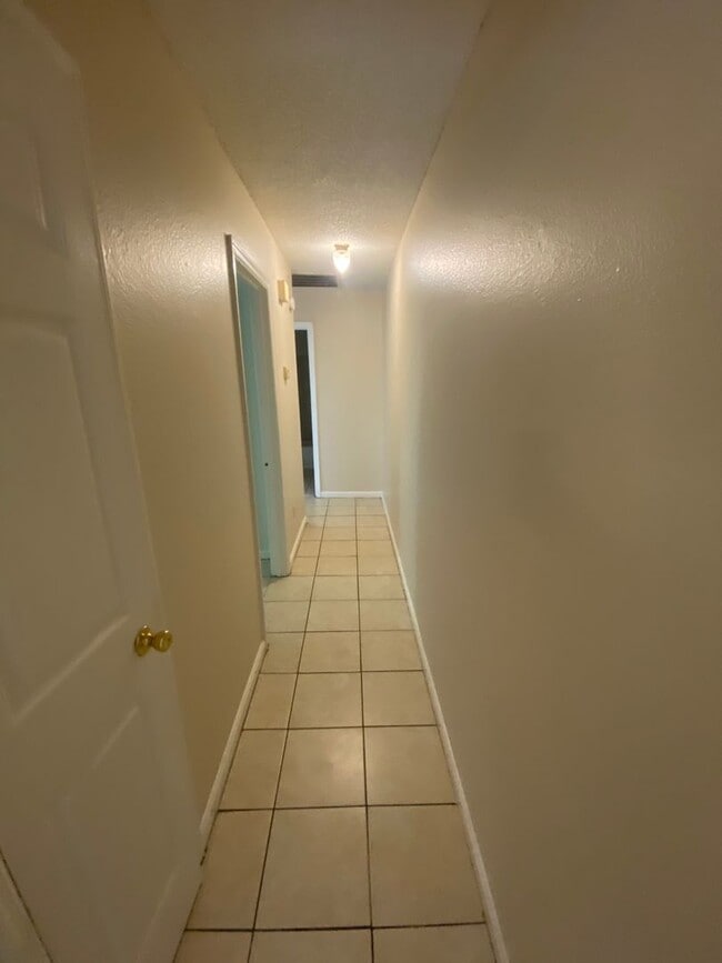 Building Photo - Spacious 2 Bedroom 1 Bathroom Townhome. Am...