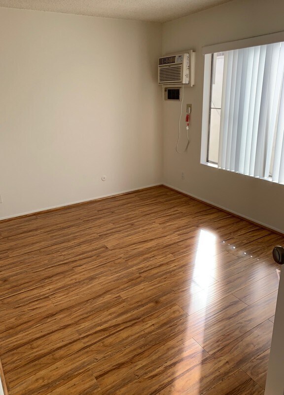 Foto del edificio - 10960 Rose Ave
