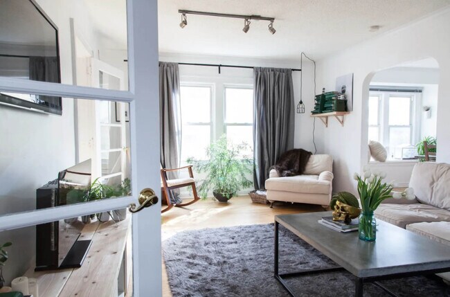 Living Room (past tenant) - 3128 Polk St NE