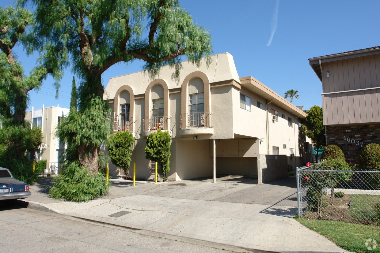 Building Photo - Cantlay Apartments