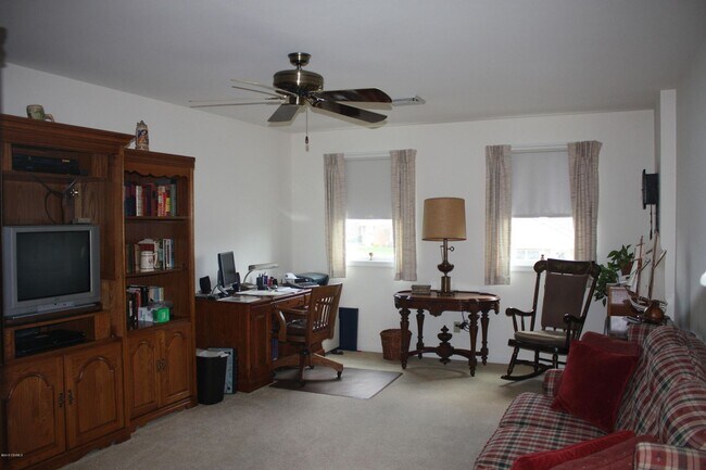 Building Photo - 312 Birchtree Ln