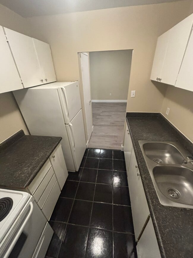 Building Photo - 225 Old Carriage Dr