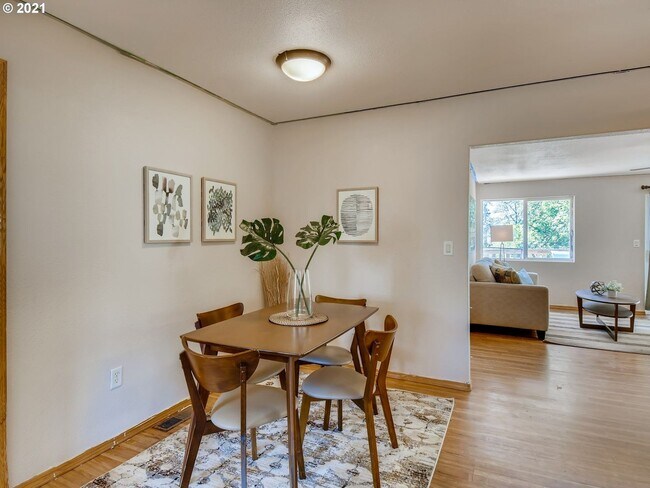 Foto del edificio - Charming 3 Bed + 2 Bath Single Level Home ...