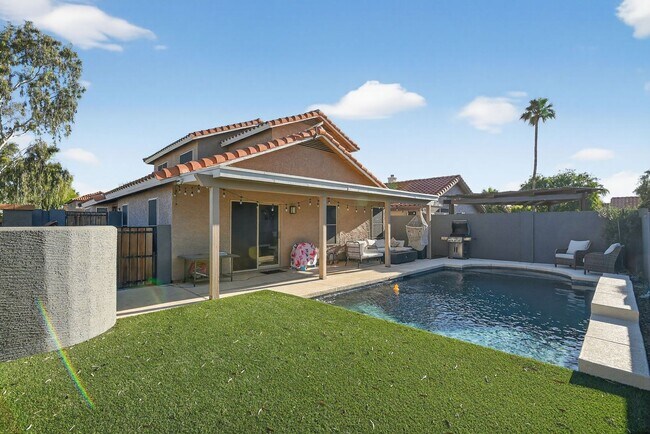 Foto del edificio - 8807 E Dahlia Dr