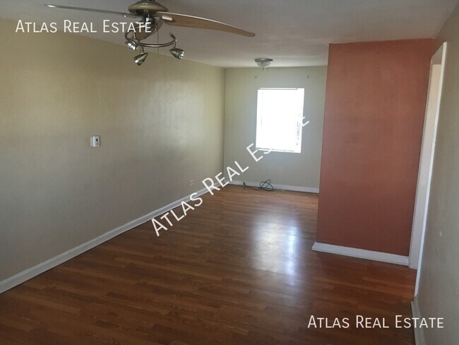 Foto del edificio - 1 Bedroom Apartment with a FENCED IN BACKY...