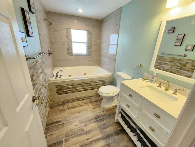 Building Photo - 2115 Karen Dr