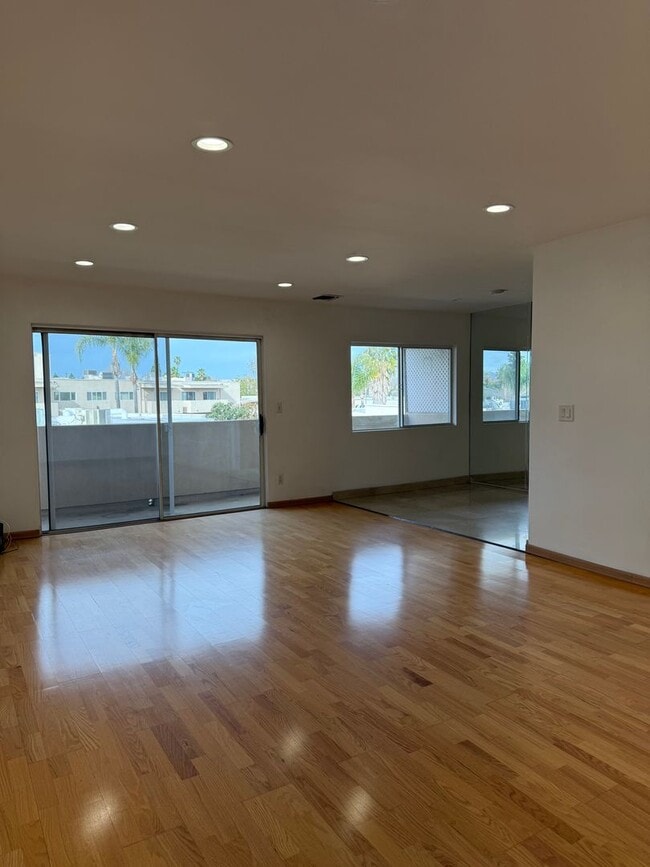 Building Photo - 6342 Morse Ave