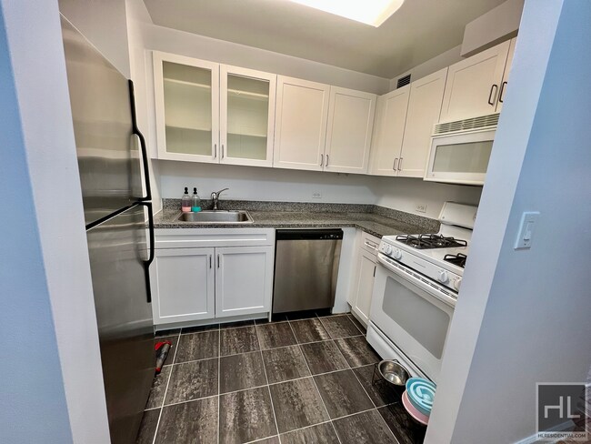 Building Photo - Large Alcove Studio in Luxury Building in ...