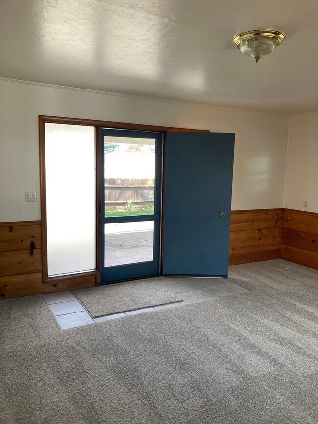 Building Photo - Super Cute 2 Bedroom / 2 Bath in Santa Mar...