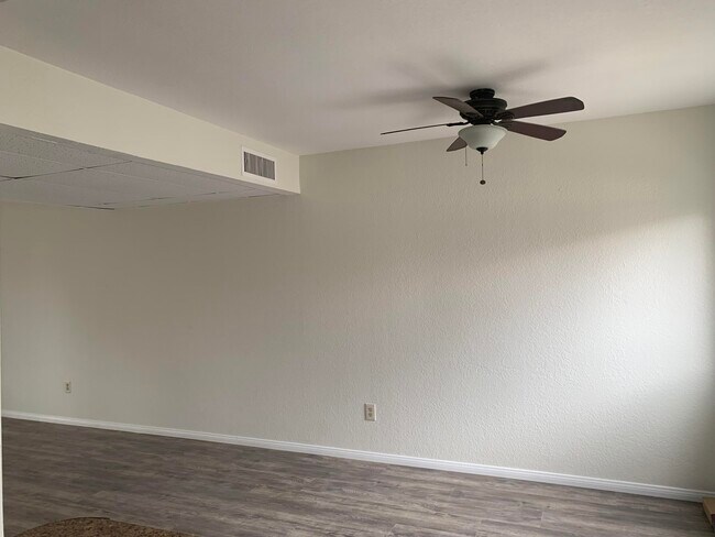 Foto del edificio - 40225 Harris Ln