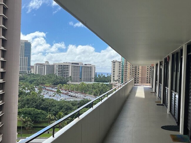 Foto del edificio - Fully Furnished One Bedroom Overlooking Pool on Ena Road in Waikiki