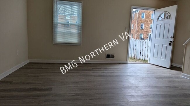 Photo - 9819 Town Ln House